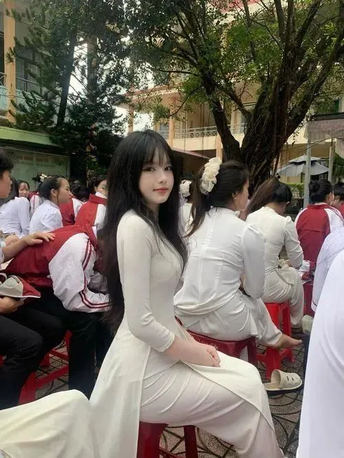 Ảnh avatar nữ sinh trung học với nụ cười nhẹ rất dễ mến