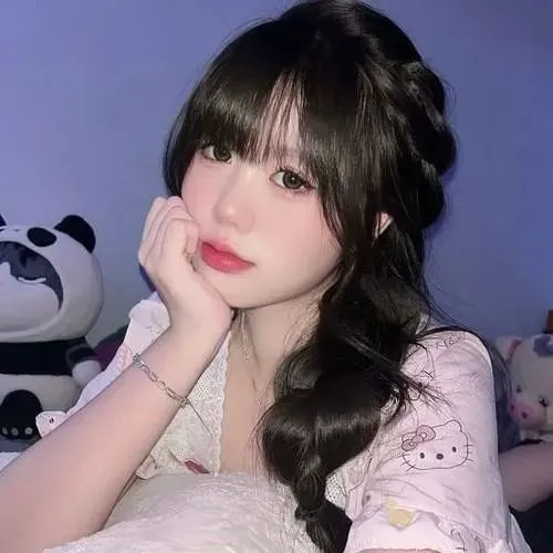 Ảnh avatar gương mặt dễ thương nổi bật môi và má