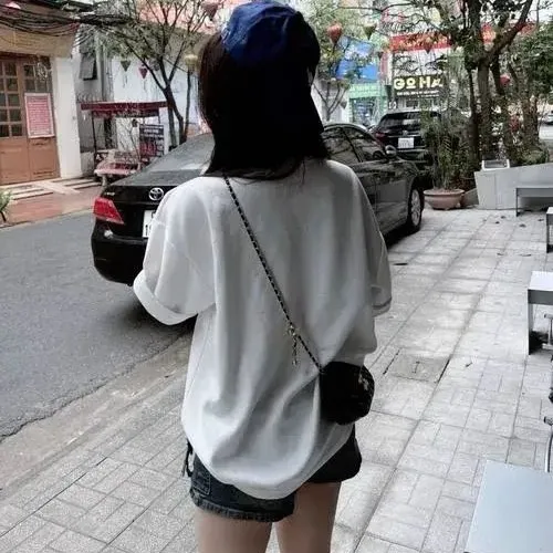 Avatar không lộ mặt cô gái quay lưng tự sự