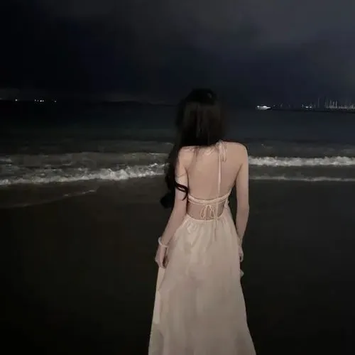 Hình đại diện kín đáo cô gái quay lưng nền mờ