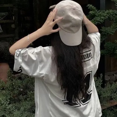 Hình profile cute cô gái quay lưng nữ tính