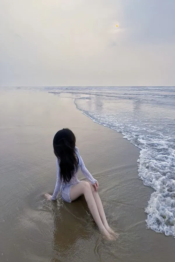 anh-gai-di-bien-che-mat-21 Nàng ngồi bên sóng, lưng quay camera, tóc dài rủ, khoảnh khắc lặng và thơ.