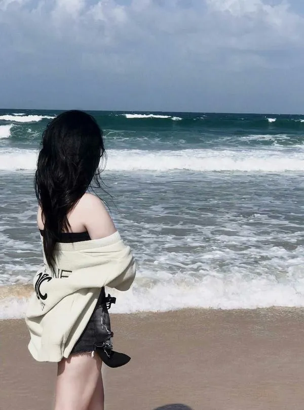 anh-gai-di-bien-che-mat-32 Ánh nắng phản quang trên vai, tóc bay nhẹ, dáng quay lưng tạo cảm giác mơ màng.