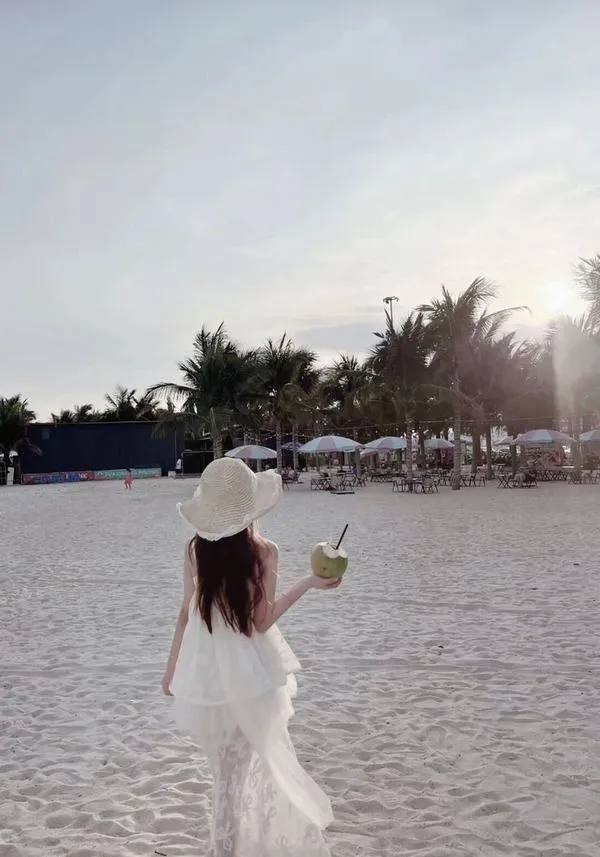 anh-gai-di-bien-che-mat-33 Khung hình ngược nắng có flare nhẹ, cô gái che mặt, đường tóc mềm và da sáng.