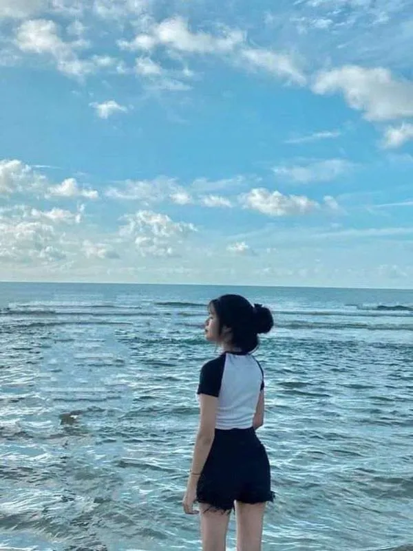 anh-gai-di-bien-che-mat-35 Đường chân trời và mây mỏng làm nền, cô gái quay lưng, tóc dài rủ gọn gàng.