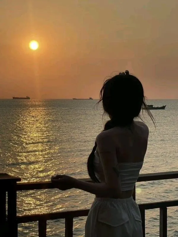 anh-gai-di-bien-che-mat-36 Túi cói cầm hờ bên hông, cô gái quay lưng, tóc dài, vẻ dịu dàng tự nhiên.