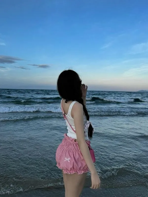 anh-gai-di-bien-che-mat-39 Outfit len móc đi biển ôm dáng, cô gái nghiêng mặt, tóc xõa, cảm giác mùa hè.