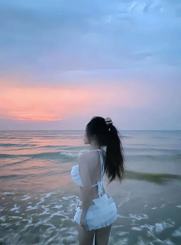 anh-gai-di-bien-che-mat-4 Nàng bước sát sóng biển lúc hoàng hôn, tóc đen ướt nhẹ, dáng nghiêng gợi tò mò.
