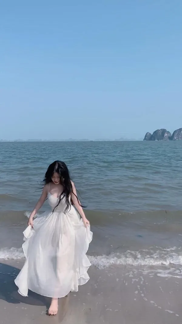 anh-gai-di-bien-che-mat-8 Nàng diện váy voan mỏng chạy dọc bờ biển, tóc bay, bước chân nhẹ như lướt.