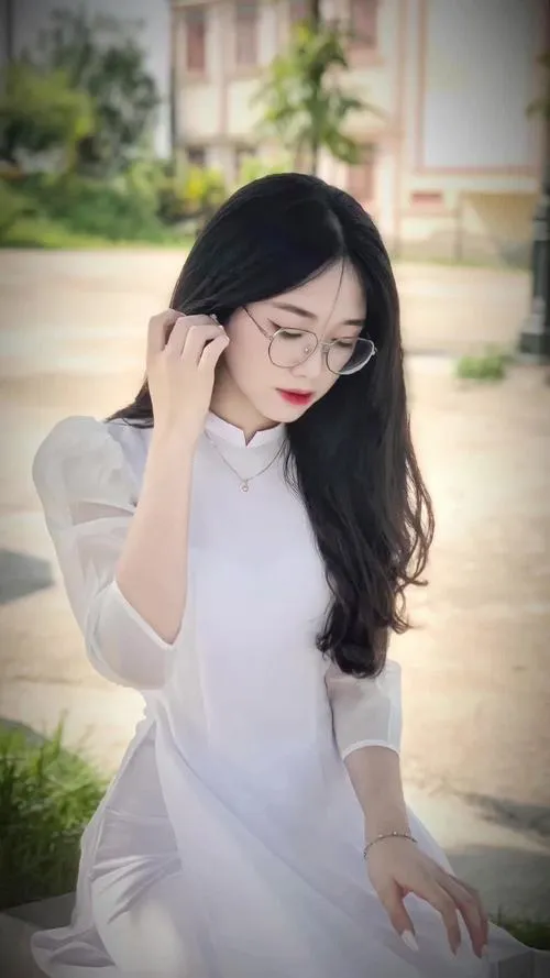 Nụ cười gái xinh 2008 mắt kính làm sáng bừng tuổi học trò