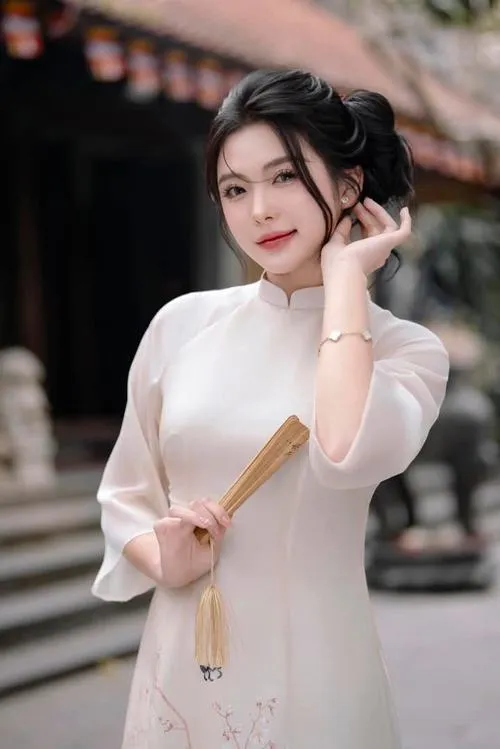 Ánh mắt nữ sinh k8 thể hiện nét ngây thơ