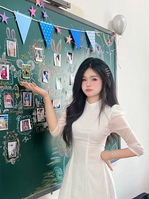 Vẻ trong veo của gái xinh 2k8 giữa đời thường