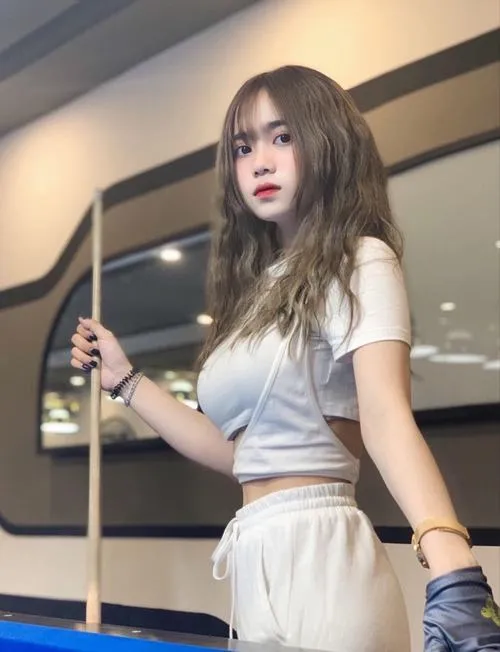 Mỹ nhân bida tạo dáng bên bàn bida xanh cuốn hút