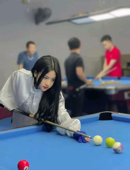 Nét gái xinh chơi bida giữa ánh đèn phòng bida