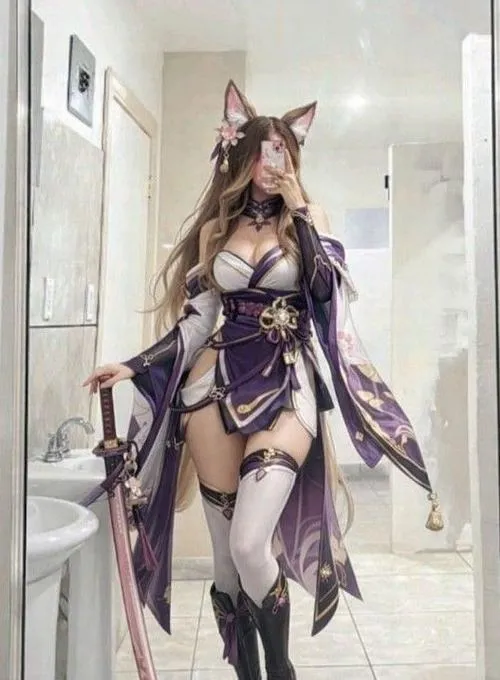 Gái đẹp phong cách fantasy giáp tối, đứng thẳng, đạo cụ nổi, ánh viền mạnh, mood huyền bí