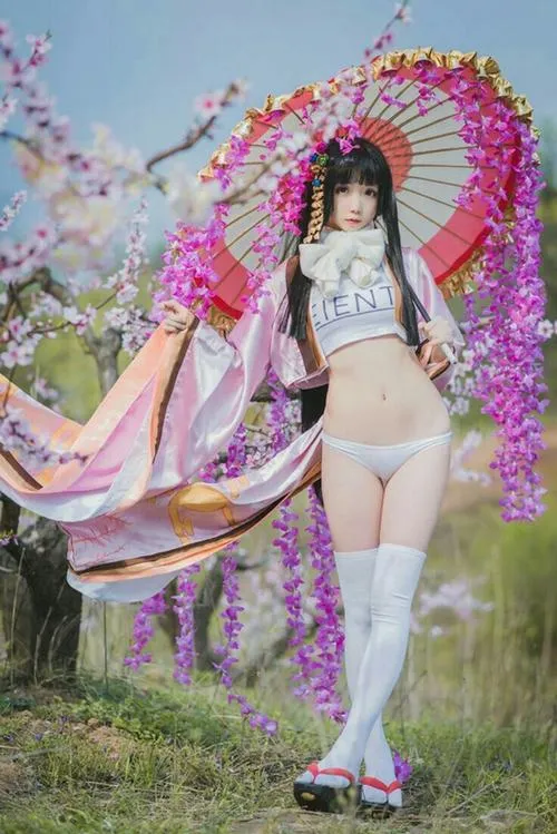 Gái xinh cosplay bikini bên cổng hoa rực, tạo dáng nhẹ, ánh nắng mềm, nền vườn thoáng