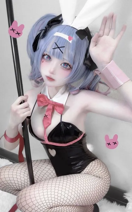 Gái xinh cosplay đồ bơi kiểu thỏ, tất lưới, nền hồng, tạo dáng gọn, tông ảnh trong trẻo