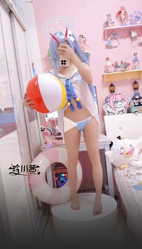 Cô gái xinh chụp bộ ảnh cosplay mùa hè, đạo cụ bóng biển, màu tươi, không khí vui nhộn