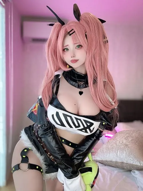 Cô nàng xinh tóc hồng, outfit đen cá tính, chụp trên giường, ánh đèn hồng, mood nổi