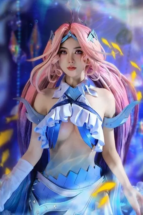 Gái đẹp cosplay đồ bơi xanh ánh kim, nền hiệu ứng đèn, hậu kỳ rực, cảm giác lễ hội