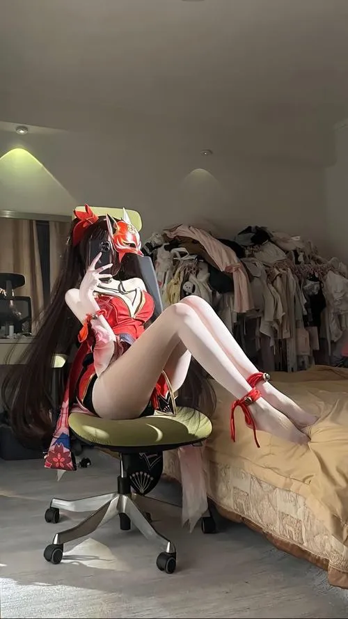 Nàng coser xinh tạo dáng trong phòng làm việc, ghế xoay nền tối, ánh sáng gom chủ thể