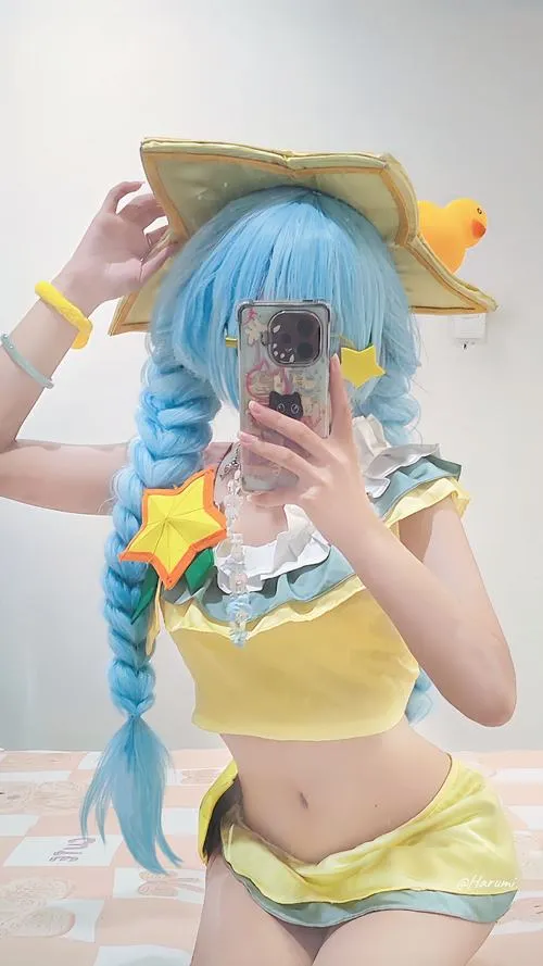 Gái xinh selfie cosplay đồ bơi vàng, tóc xanh bím, nền sáng, cảm giác gần gũi và tươi