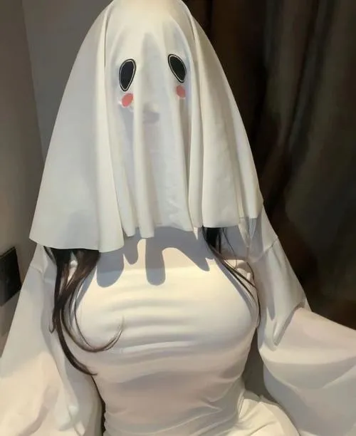 Gái xinh cosplay huyền bí trong bối cảnh âm khí bảng lảng