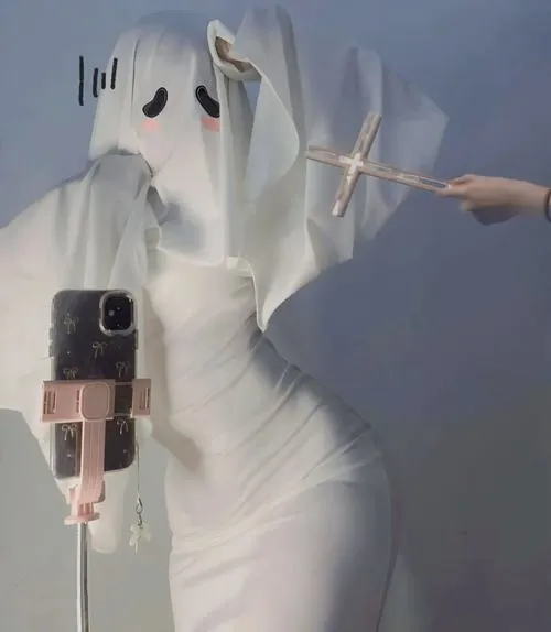 Gái xinh cosplay kinh dị với ánh mắt vô hồn rợn nhẹ