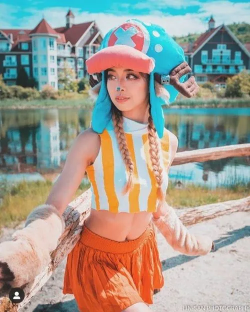 Áo crop top kết hợp trang phục hải tặc nữ
