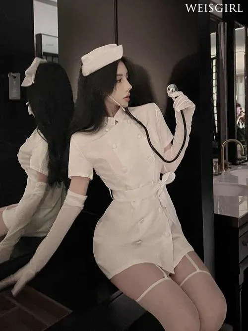 Góc nhìn nghệ thuật gái xinh trong cosplay y tá màu trắng tinh khôi