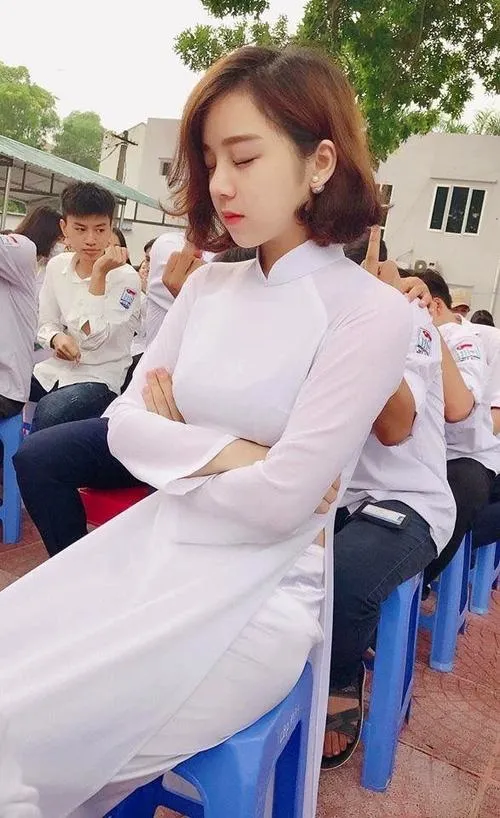 Vẻ đẹp học đường của gái xinh lớp 10 qua ánh nhìn trong veo