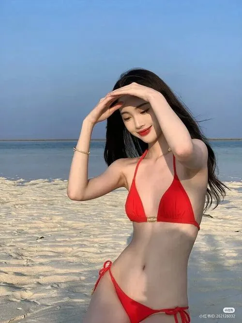 Gái xinh mặc bikini 2 mảnh bên bãi biển tự do