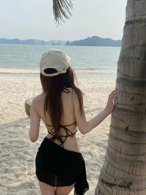 Bãi biển gồm cát và sóng ôm dáng gái xinh