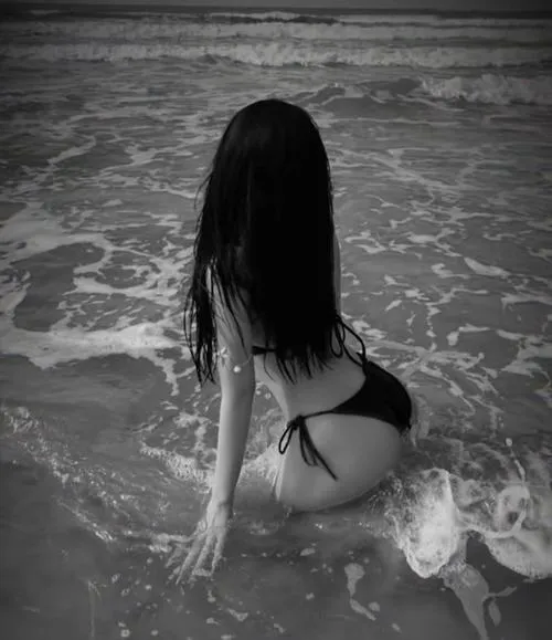 anh gai xinh mac bikini di bien che mat 45