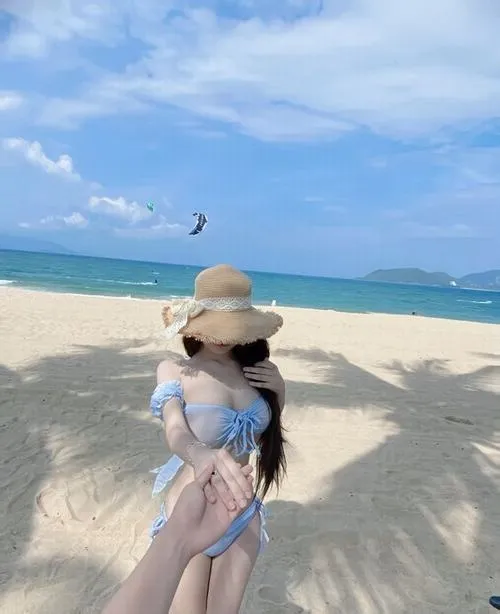 anh gai xinh mac bikini di bien che mat 48