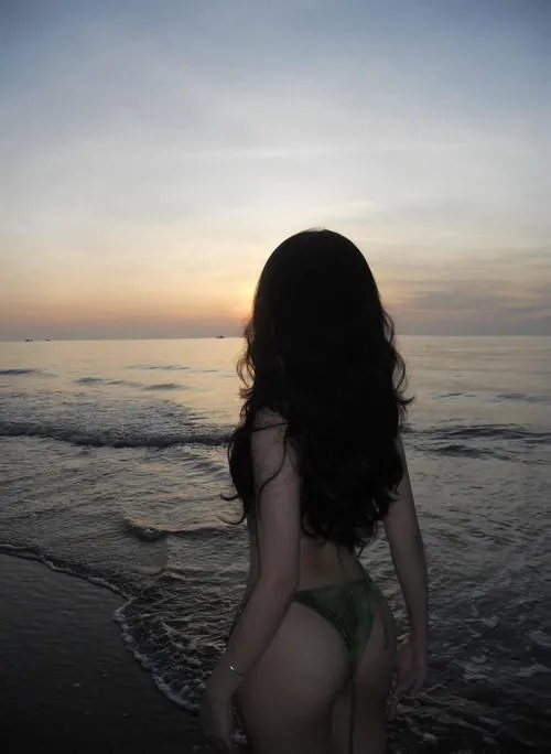 anh gai xinh mac bikini di bien che mat 49