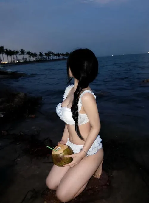 anh gai xinh mac bikini di bien che mat 52