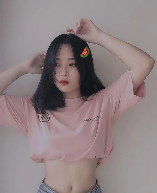 TikToker nữ mặc crop top phong cách trẻ