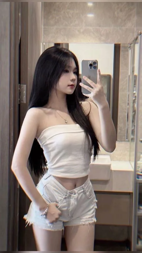 Vòng eo thon cùng crop top thu hút ánh nhìn
