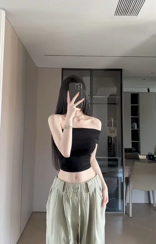Gái xinh khoe vòng eo thon thời trang hè