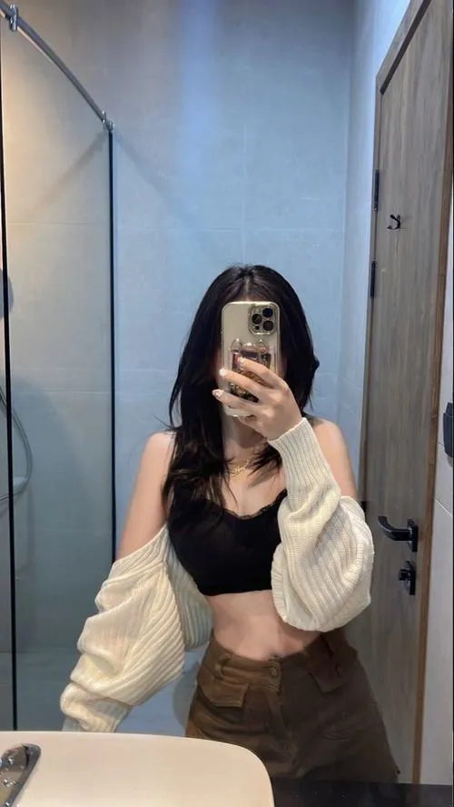 Streamer nữ phối crop top năng động