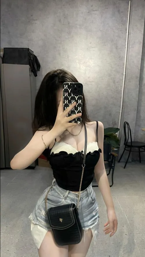 Gái xinh crop top phối quần jean cạp cao hiện đại