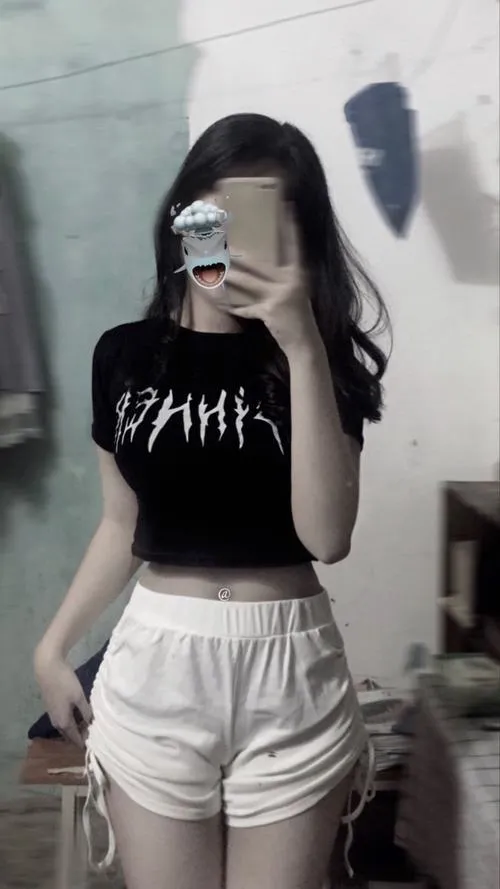 Biểu cảm tự nhiên tạo thiện cảm mặc crop top