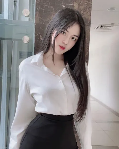 Áo sơ mi trắng tinh tôn gương mặt thanh tú