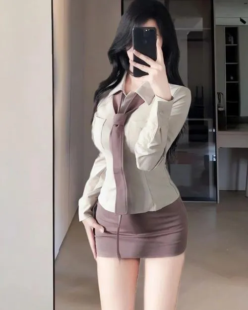 Gái đẹp công sở giữ thần thái nghiêm túc trong môi trường văn phòng