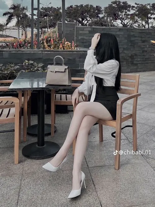 anh gai xinh mac vay cong so ngan 46