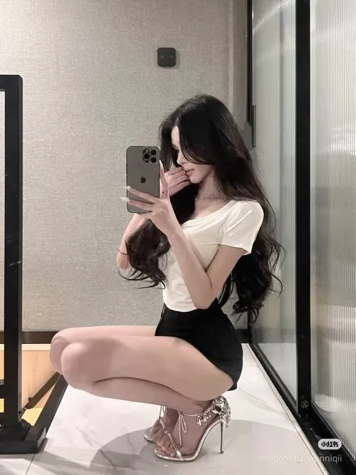 anh gai xinh mac vay cong so ngan 62