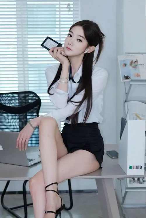 anh gai xinh mac vay cong so ngan 63