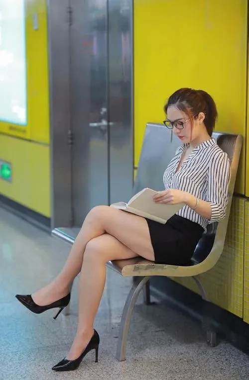 anh gai xinh mac vay cong so ngan 67