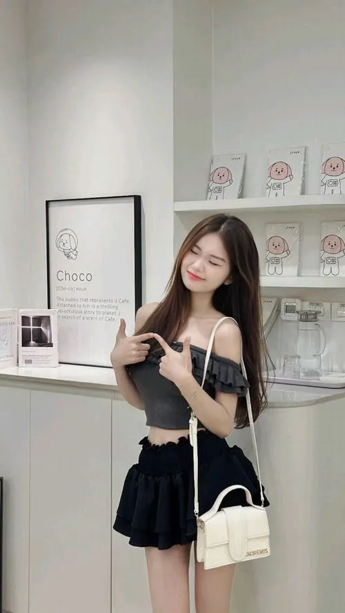 Váy đen dự tiệc nâng tầm thần thái quyền lực đêm